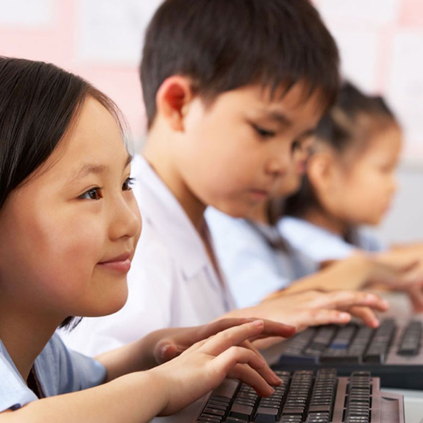 Digital Literacy - Asiatisches Mädchen am Computer