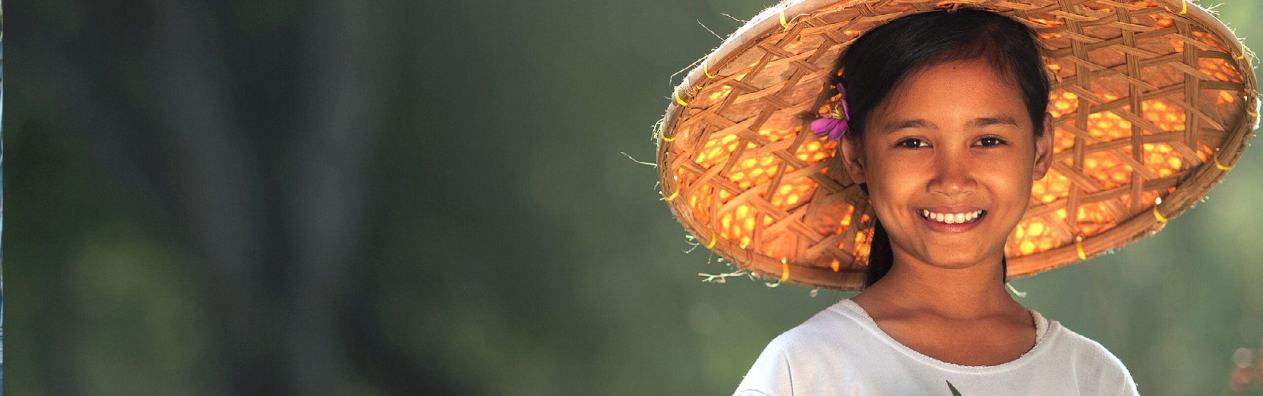 Dariu Foundation - Header - About us - Girl with hat