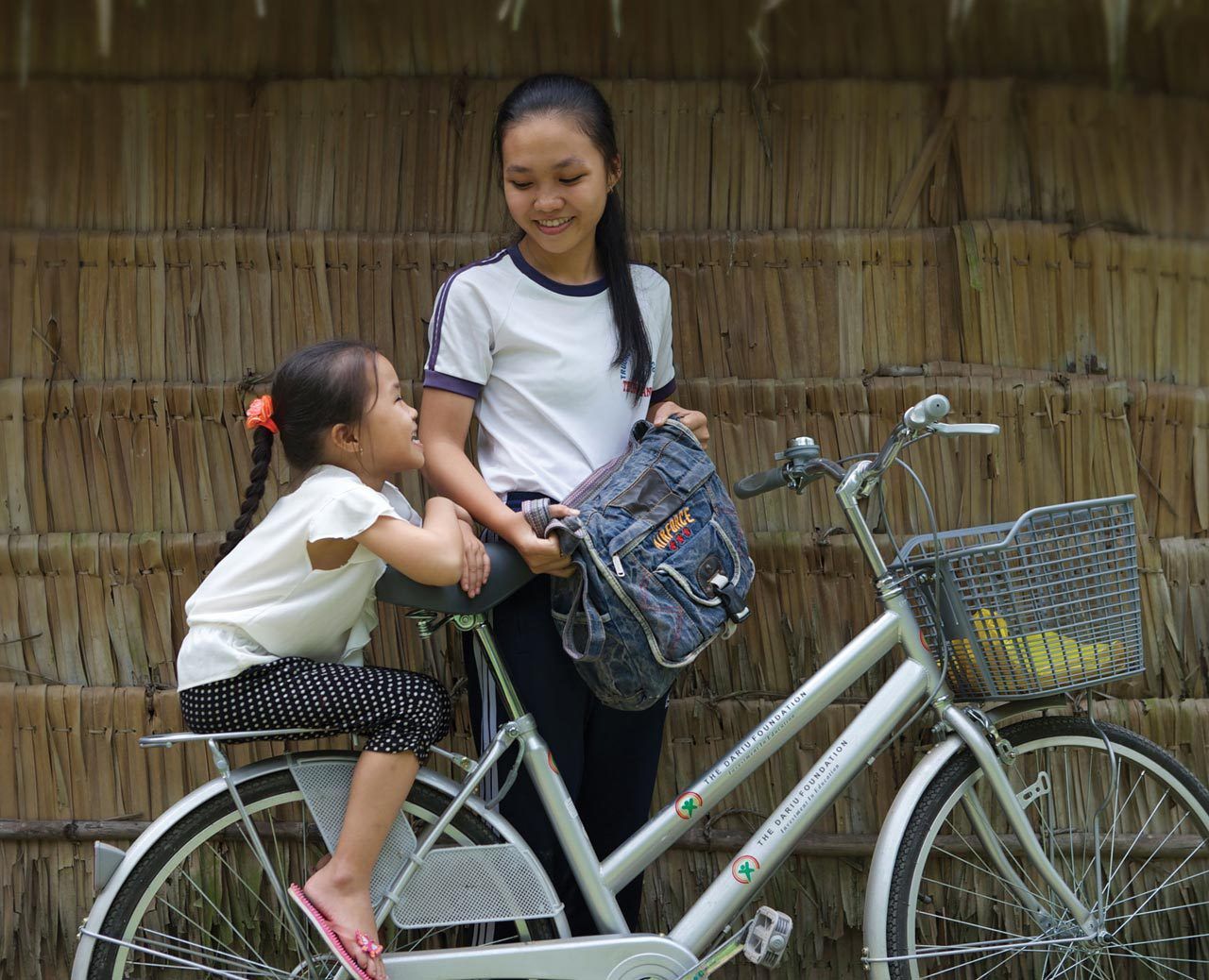 Stipendien - Schulmädchen mit Fahrrad