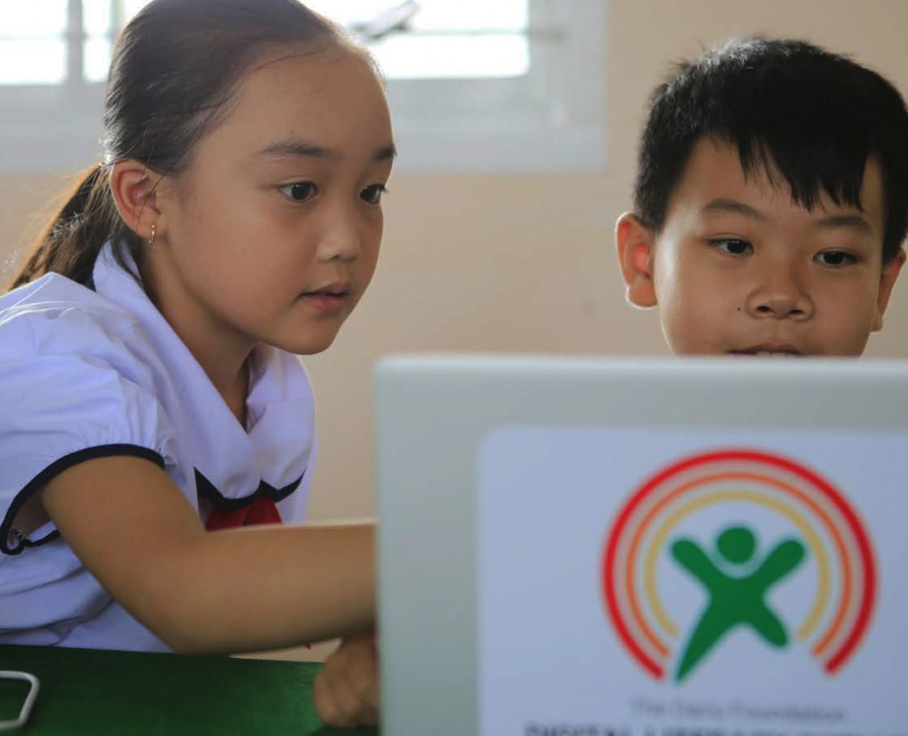 Girl explaining something on the laptop - Digital Literacy - Dariu Foundation