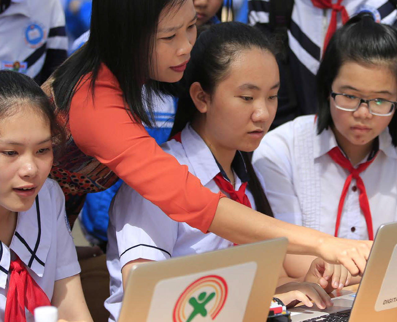Teacher showing something on Laptop - Digital Literacy - Dariu Foundation