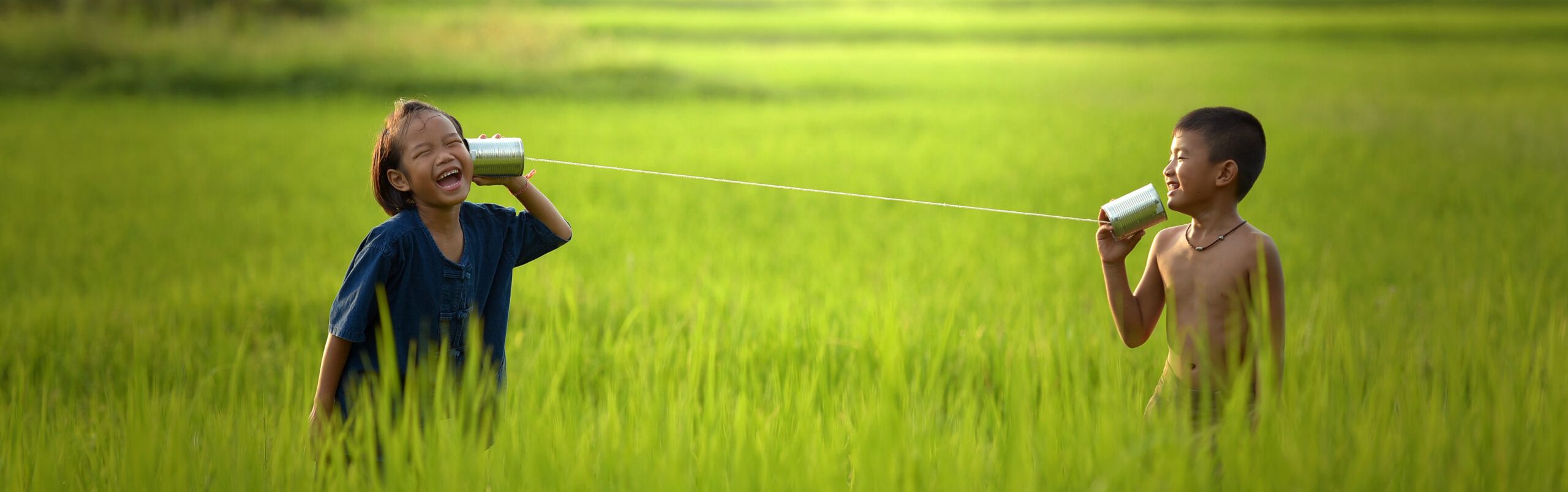 The Dariu Foundation - Header Bild- Digitale Bildung für alle - Mädchen mit Korn