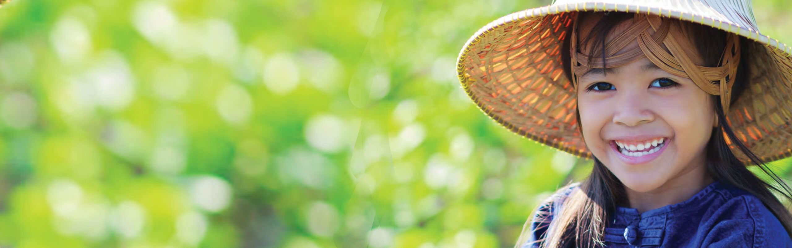 Header Bild - Dariu Foundation - Girl with hat